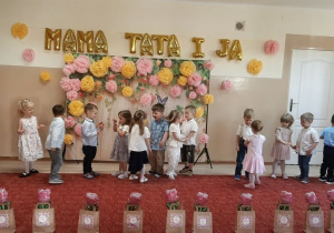 Występ dzieci z okazji dnia mamy i taty