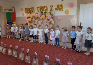 Występ dzieci z okazji dnia mamy i taty