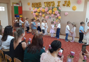 Występ dzieci z okazji dnia mamy i taty