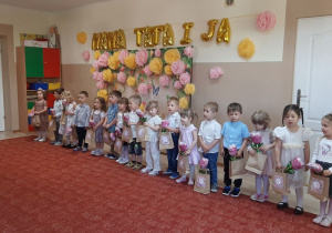 Występ dzieci z okazji dnia mamy i taty