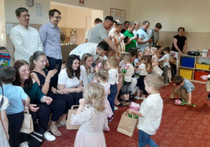 Występ dzieci z okazji dnia mamy i taty