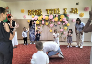 Występ dzieci z okazji dnia mamy i taty