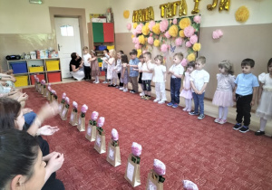 Występ dzieci z okazji dnia mamy i taty