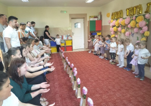 Występ dzieci z okazji dnia mamy i taty