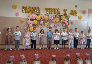 Występ dzieci z okazji dnia mamy i taty