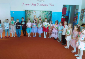 Występ dzieci z okazji dnia mamy i taty