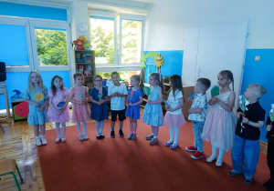 Występ dzieci z okazji dnia mamy i taty
