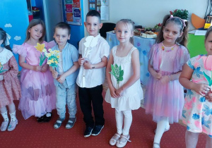Występ dzieci z okazji dnia mamy i taty