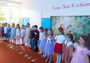Występ dzieci z okazji dnia mamy i taty