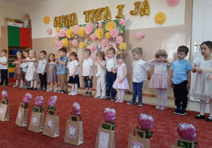 Występ dzieci z okazji dnia mamy i taty