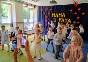 Dzieci tańczą
