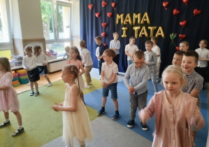 Dzieci tańczą