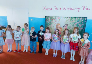 Występ dzieci z okazji dnia mamy i taty