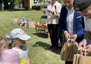 Dzieci odbierają nagrody.