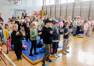 Dzieci tańczą nowo poznany taniec