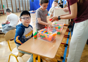 Chłopcy układają klocki