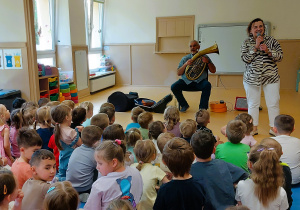 Dzieci słuchają koncertu muzycznego