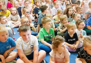 Dzieci słuchają koncertu muzycznego
