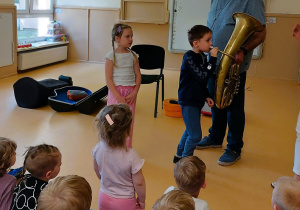 Dzieci słuchają koncertu muzycznego