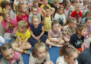 Dzieci słuchają koncertu muzycznego