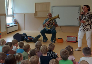 Dzieci słuchają koncertu muzycznego
