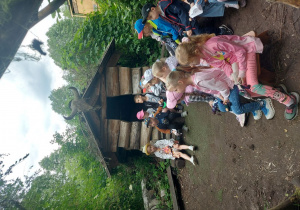 Dzieci zwiedzają Dolinę Skrzatów
