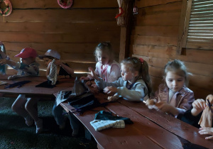 Dzieci wykonują lalkę motankę