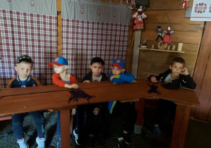 Dzieci wykonują lalkę motankę