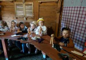 Dzieci wykonują lalkę motankę