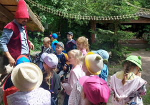Dzieci zwiedzają Dolinę Skrzatów