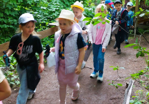 Dzieci zwiedzają Dolinę Skrzatów
