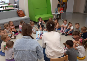 Dzieci słuchają czytanego opowiadania