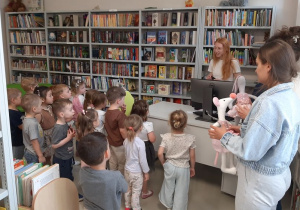 Dzieci zwiedzają bibliotekę