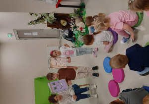 Dzieci biorą udział w bibliotecznej pogadance