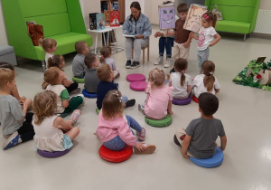 Dzieci biorą udział w bibliotecznej pogadance