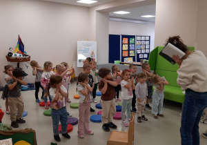 Dzieci biorą udział w zabawie ruchowo - naśladowczej