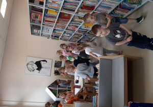 Dzieci zwiedzają bibliotekę