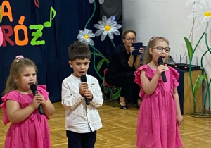 Dzieci śpiewają