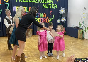 Dzieci odbierają nagrody