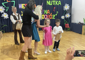 Dzieci odbierają nagrody