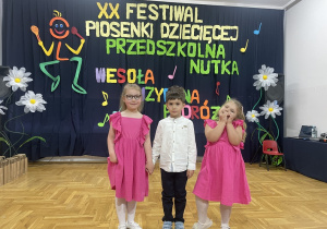 Dzieci pozują do zdjęcia