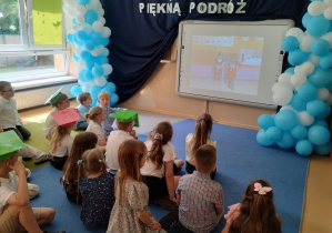 Dzieci oglądają zdjęcia z pierwszego roku spędzonego w przedszkolu