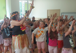 Dzieci tańczą hawajski taniec Hula