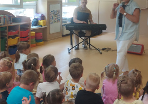 Dzieci słuchają koncertu muzycznego