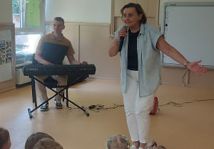 Dzieci słuchają koncertu muzycznego
