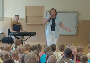 Dzieci słuchają koncertu muzycznego