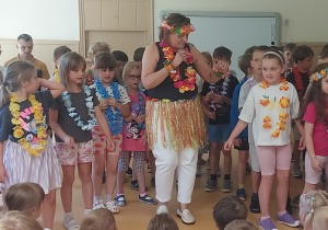 Dzieci tańczą hawajski taniec Hula