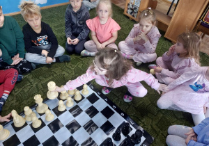Dzieci w trakcie zajęć nauki gry w szachy