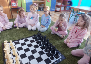 Dzieci w trakcie zajęć nauki gry w szachy