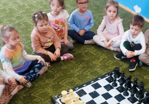 Dzieci w trakcie zajęć nauki gry w szachy